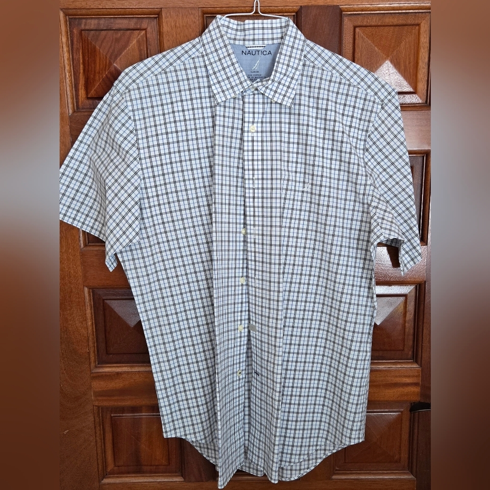 Nautica Men's Checkered Button Down  Short Sleeve Shirt.